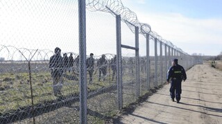 madarsko migranti plot polícia 1140 (SITA AP)